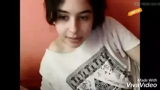 بنت تنزل حليب كسها كله في فم اخيها وهو يلحسها مترحم