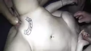 العاهرة النهمة تأخذه بعمق في كل ثقب