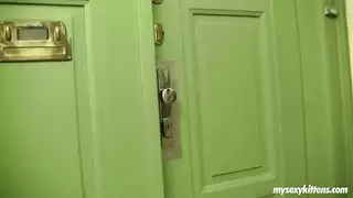 مواجهة بخارية: لارا تصبح قذرة في سباق عاري