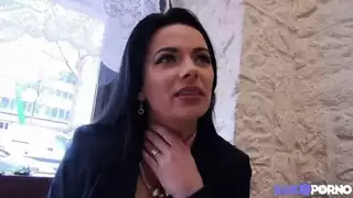 تقبيل عميق مع فتاة مغرية