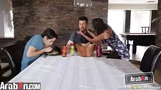 مراهق ينك أم صديقه الشبقية في مشهد إباحي صريح