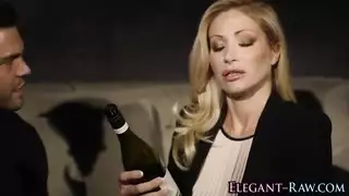 زوجة في الثلاثية أنيق جاحد