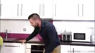 شقراء ينكيها بطيزها وهي تدارس