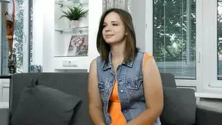وجه أصابعها إلى مهبلها البخاري في هذا الفيلم الإباحي الصريح