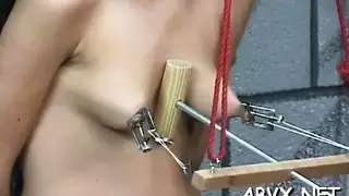 فتاة مومس تنيج عميلها بقوة في مشهد صريح إكس إكس إكس