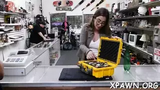 إباحية أشقاء بالتبني ساخنة: يمارس الجنس مع انحناءاتها الممتلئة على الحافة