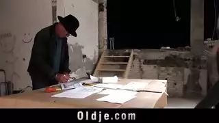 شقراء تأخذ دساراً أبيض كبيراً بعمق في فرجها المبلل