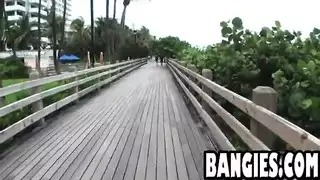 شابة سمراء يعطي اللسان مذهلة وندف كس