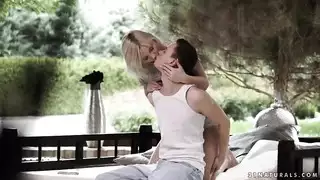 زازي سكاي تأخذ قضيبين في فتحاتها