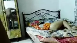الولد يربط البنت في السرير ويجعلها تصرخ