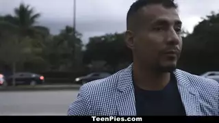 مهبل مراهقة يتمدد بقضيب سميك في مقطع إباحي