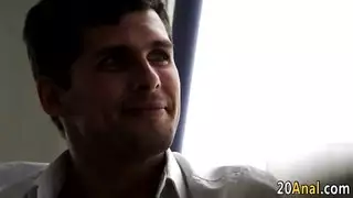 هو القبلات أنت و الهمسات إلى أذنه أنه يريد أن يمارس الجنس مع الشرج