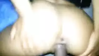 حفلة مضاجعة في فيلا فاخرة: رجل ثري وشابان