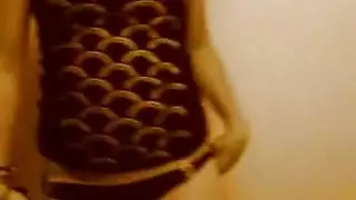 شقراء تظهر جسدها على الكاميرا قبل أن يمارس معها صديقها الجنس
