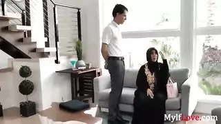 رجل وانتصابه القوي الهائل