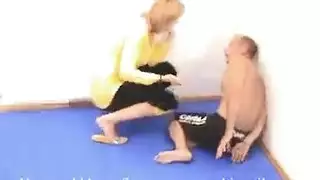 سافيناز في وضعية الكلب مع قذف داخلي