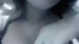 شرموطة مصرية ناughty تقدم عرضًا فرديًا إكس إكس إكس مع كلام قذر