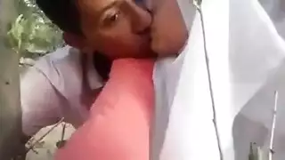 عشاق مغاربة يتبادلون القبلات الحميمة والمداعبات الشهوانية