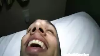 عاهرة عربية تبتلع سائل منوي من حمل لاعب كمال الأجسام الكبير