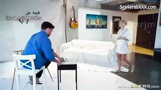 فنان مجنون يرسم مراهقة مثيرة في مشهد إباحي جامح