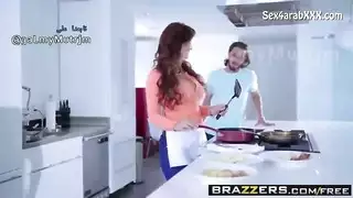 زوجة الأب تُملأ من قبل الأبناء الثلاثة الجائعين إباحي قوي
