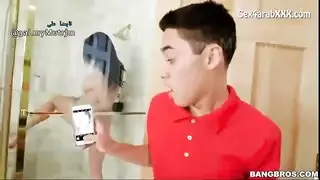 كاميرا خفية في الحمام تصور زوجة الأب، تؤدي إلى مشهد إباحي صريح