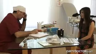 ممرضة مثيرة؟ لا – إنه الطبيب يشاهدها تخلع ملابسها