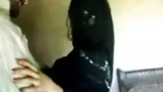 فتاة جنوب آسيوية محجبة تحب القضيب الكبير الملتحي في فتحاتها