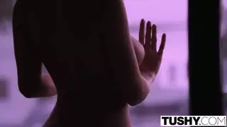ميلف مثيرة تأخذ قضيبًا ضخمًا بعمق