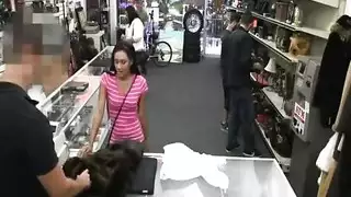 جنس في المحل: فتاة مراهقة تُدمر بقضيب وحشي