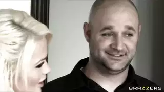 مشهد سحاقي صريح: زوجة شقراء تهيمن بحزام