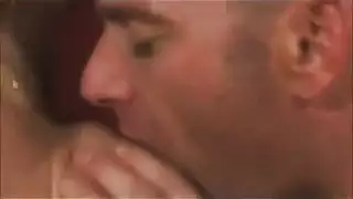 أيقونة البورنو توني كاريرا يلقح نجمه في مشهد مكثف