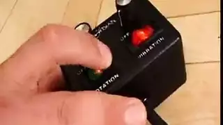 أثداء ضخمة تعبد قضيباً صلباً بينها