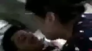 عاهرة متزوجة تمارس جنسًا صعبًا على الأرض مع جارها الشاب