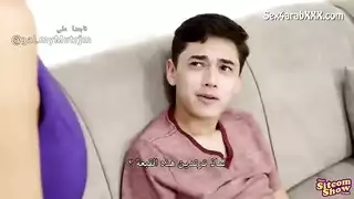 امرأة ناضجة تأخذ عذرية الطالب البديل الشاب في فانتازيا فصل دراسي إباحي