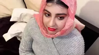 محجبات مثيرة تمص قضيبًا في فيلم إباحي صريح