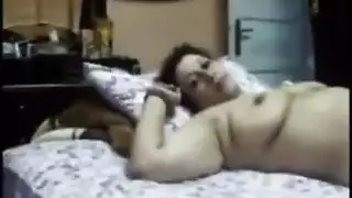 سكس الشرق الأوسط: صديقة عارية تحصل على حفر من رجلها في السرير