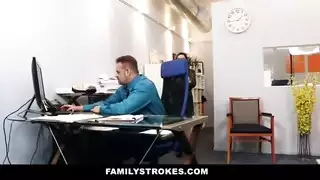 عاهرة شقراء تأخذ قضيب صديق حبيبها السابق في العمل