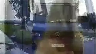 جماع علني في الشاحنة: عاهرة تُمارس الجنس من فتحتين بواسطة غرباء