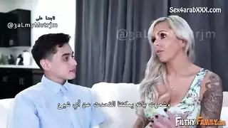 زوجة الأب المثيرة تغوي ابن الزوج في بورن عائلي صريح