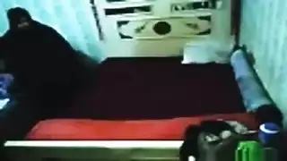 لقطات سرية: الأب يمارس الجنس مع زوجة ابنه المحجبة في مشهد إباحي