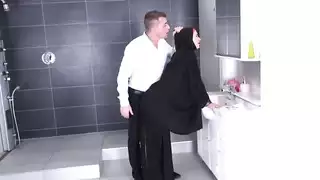 سعودية محجبة تمتلئ فتحاتها من قبل مدير أجنبي