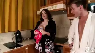 ممثلة فرنسية للافلام الإباحية يُدمر كسها الضيق على المنضدة