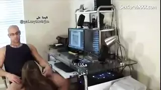 امرأة مثيرة تدخل على ابنها وهو يدلك قضيبه وتركب عضوه الكبير