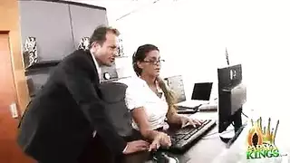 العاهرات الكاذبات يتوسلن لجنس خشن وبوكاكي