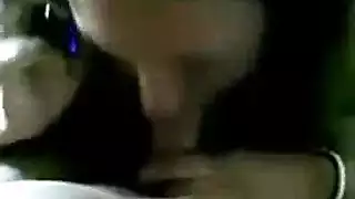الفتاة الصغيرة تفتح كسها الوردي على مصراعيه