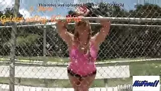 أثداء فينيكس ماري الكبيرة تهتز أثناء وضعية الكلب المكثفة