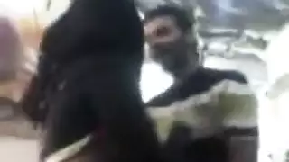 ممارسة سريعة مع أمينة الصندوق: انحناء فوق المنضدة وممارسة الجنس
