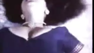 عربية منحنية تحصل على فتح شرجي من قضيب وحشي