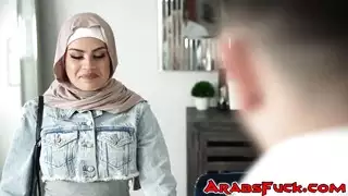 عامل التنظيف يغتصب ربه المنزل